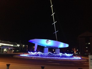 青く光るヨットアメリカズカップ艇」