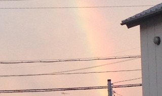 三河湾からのぼる虹